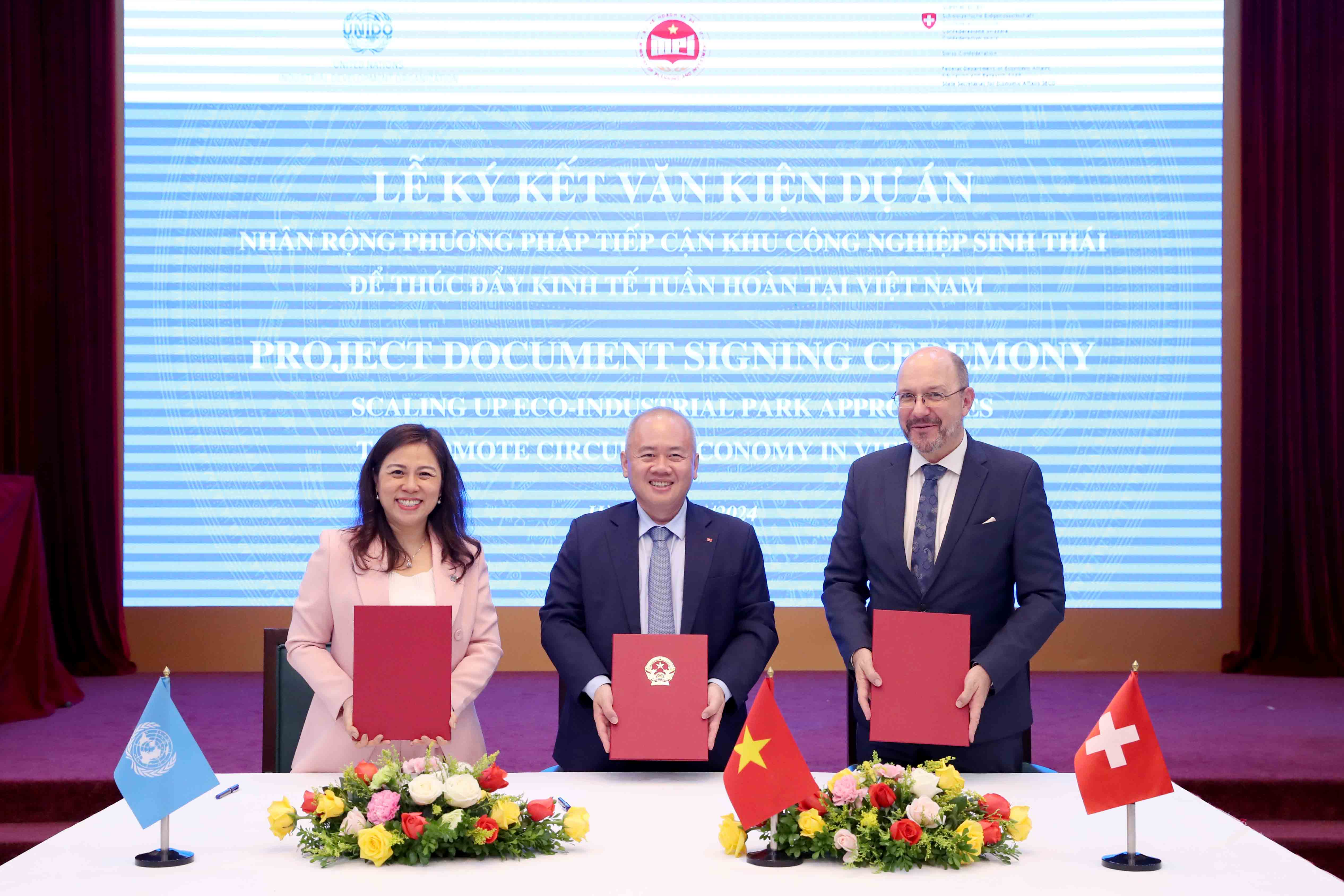 Lễ ký kết Dự án “Nhân rộng phương pháp tiếp cận khu công nghiệp sinh thái để thúc đẩy kinh tế tuần hoàn tại Việt Nam”.