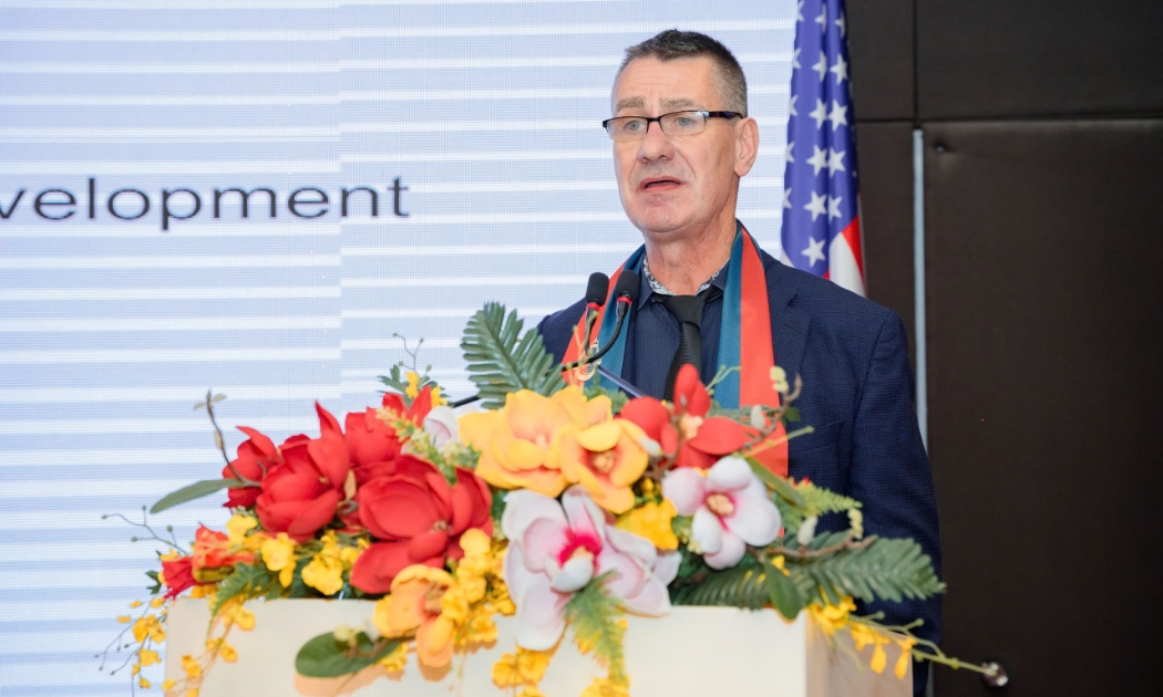 GS. Andreas Hauskrecht của Đại học Indiana trình bày tham luận tại diễn đàn.