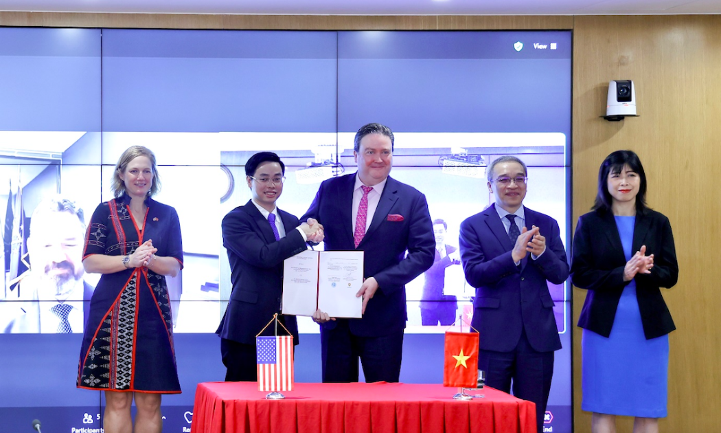Lễ ký Biên bản ghi nhớ (MOU) hợp tác trong lĩnh vực an toàn thông tin mạng giữa Cục An toàn thông tin (Bộ Thông tin và Truyền thông và Cơ quan An ninh mạng và An ninh cơ sở hạ tầng (CISA), Bộ An ninh Nội địa, Hoa Kỳ - Ảnh: Mic.