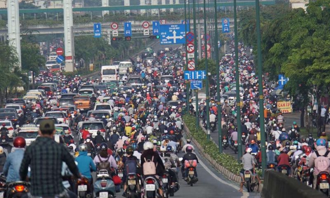 Cửa ngõ phía đông TP.HCM (đường Xô Viết Nghệ Tĩnh, quốc lộ 13) luôn bị kẹt xe vào mọi khung giờ, nhất là giờ cao điểm.