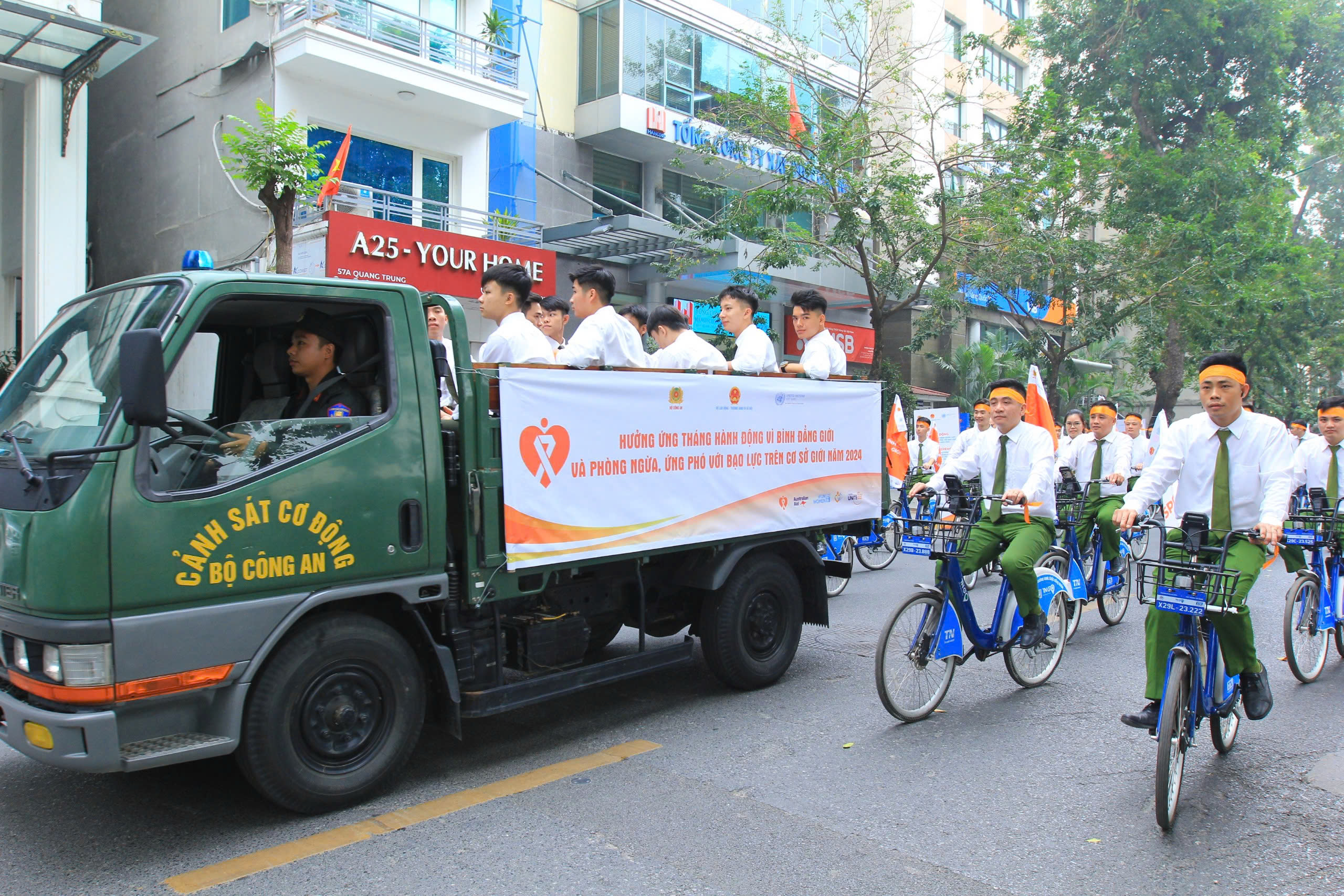 Diễu hành hưởng ứng Tháng hành động vì bình đẳng giới và phòng ngừa, ứng phó với bạo lực trên cơ sở giới năm 2024. Ảnh: MOLISA.