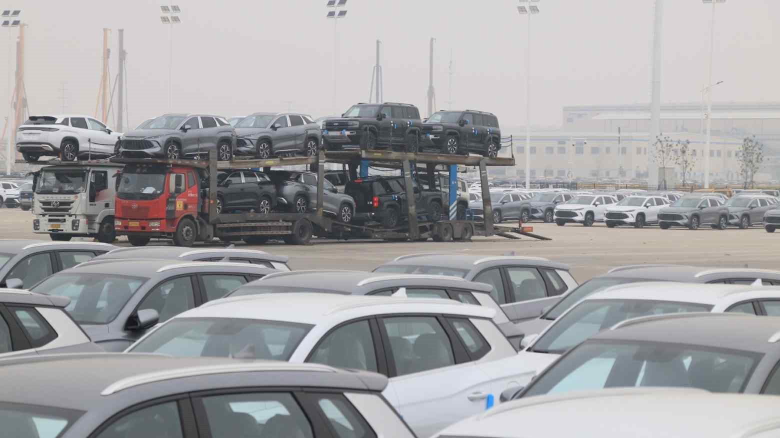 Xe điện được chất l&ecirc;n xe k&eacute;o v&agrave; vận chuyển ra khỏi Trịnh Ch&acirc;u, nơi từng l&agrave; 