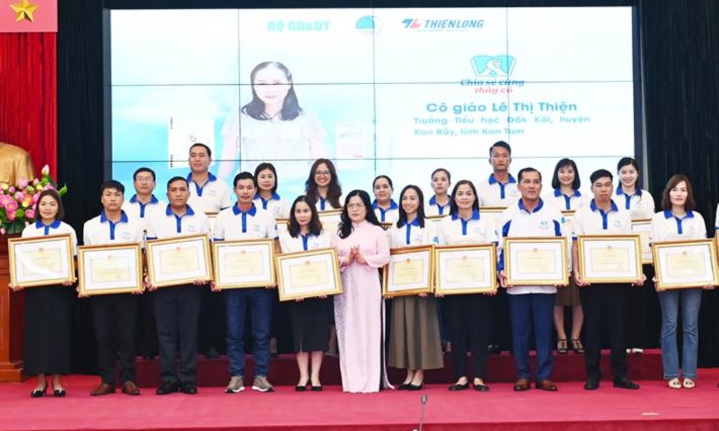 Thứ trưởng Nguyễn Thị Kim Chi trao Bằng khen của Bộ trưởng Bộ Giáo dục và Đào tạo cho các nhà giáo tiêu biểu. Ảnh: MOET.