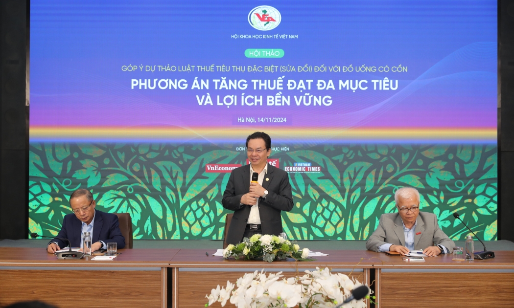 GS.TS Hoàng Văn Cường Ủy viên Ủy ban Tài chính Ngân sách của Quốc hội, Phó Chủ tịch Hội Khoa học Kinh tế Việt Nam chủ trì hội thảo (Ảnh: Chu Xuân Khoa)