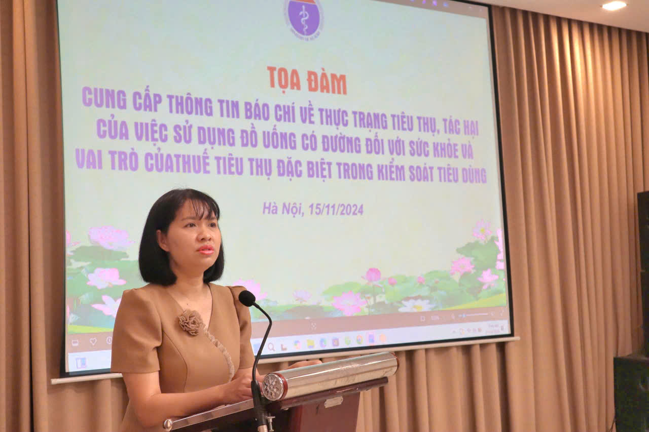 Bà Đinh Thị Thu Thủy, Phó Vụ trưởng Vụ Pháp chế, Bộ Y tế nêu quan điểm của Bộ Y tế về đánh thuế với đồ uống có đường. Ảnh: Trần Minh.