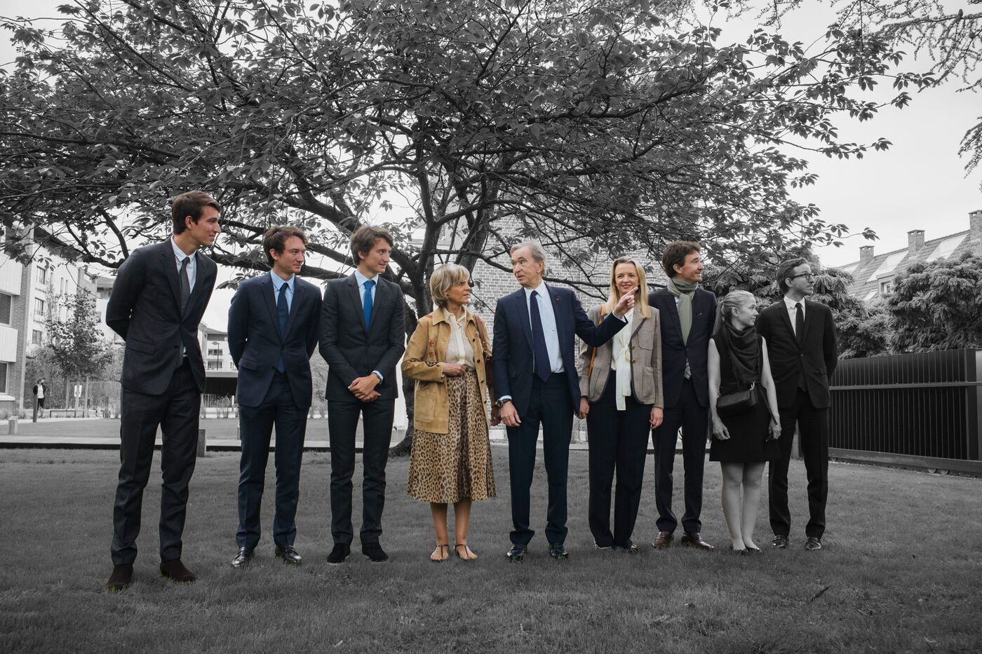 Gia đình nhà Arnault, từ trái sang phải: Alexandre, Frederic, Jean, vợ chồng ông Bernard, con gái Delphine và con trai cả Antoine. 