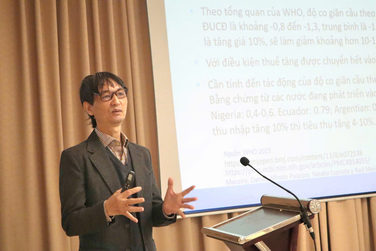 Bác sĩ Nguyễn Tuấn Lâm, đại diện Tổ chức Y tế Thế giới (WHO) tại Việt Nam nhấn mạnh đã đến thời điểm thích hợp để áp thuế với đồ uống có đường. Ảnh: Trần Minh.
