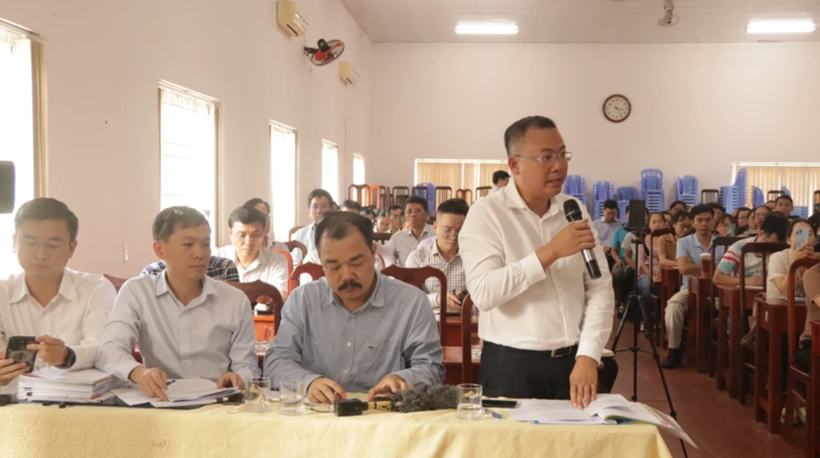 Ông Trần Hoài Nam, Phó Tổng giám đốc PTSC (đứng) tại buổi đối thoại với cư dân tòa nhà của PTSC - Ảnh: TK.