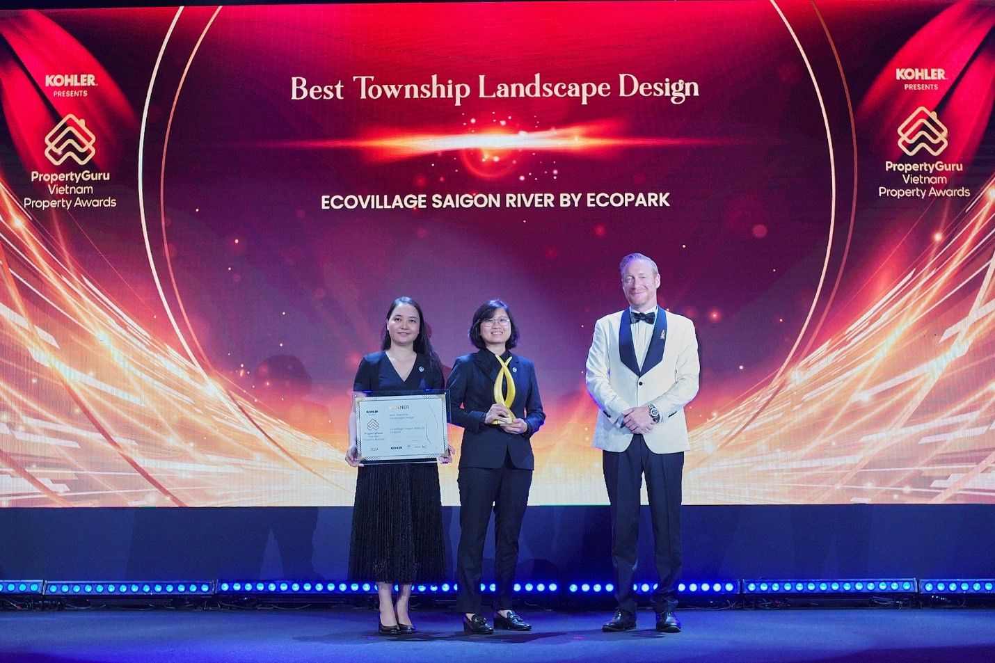 Đại diện nh&agrave; s&aacute;ng lập Ecopark nhận giải thưởng 