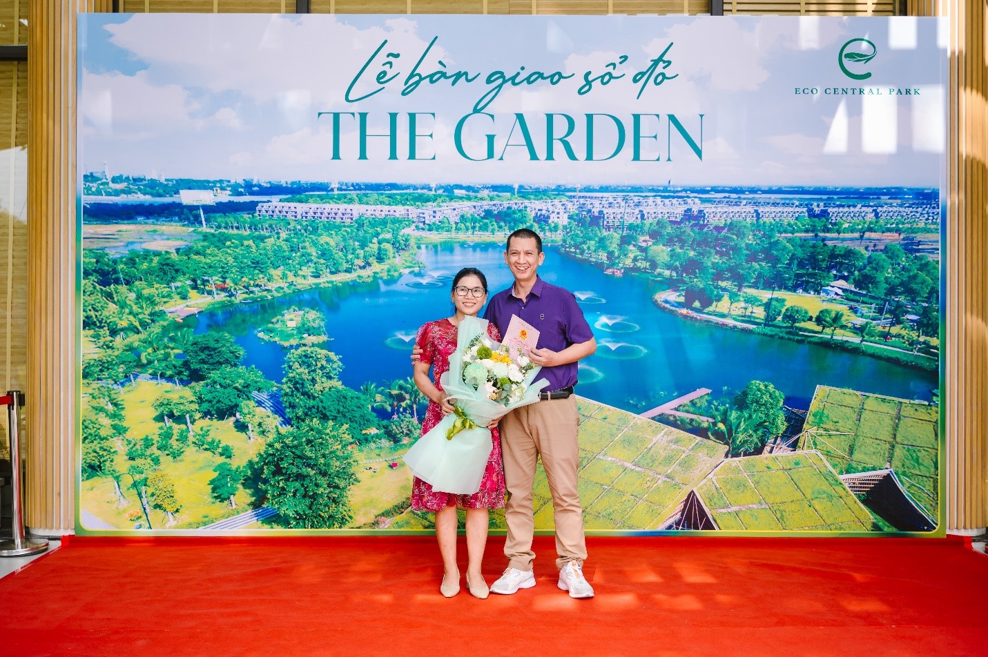 Niềm vui của gia đình cư dân trong ngày nhận sổ đỏ.