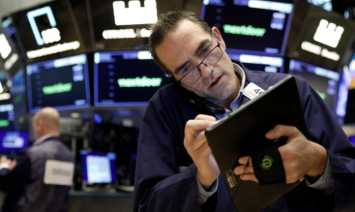 Chứng khoán Mỹ tụt điểm vì nỗi lo lãi suất, giá dầu giảm mạnh vì khả năng thừa cung