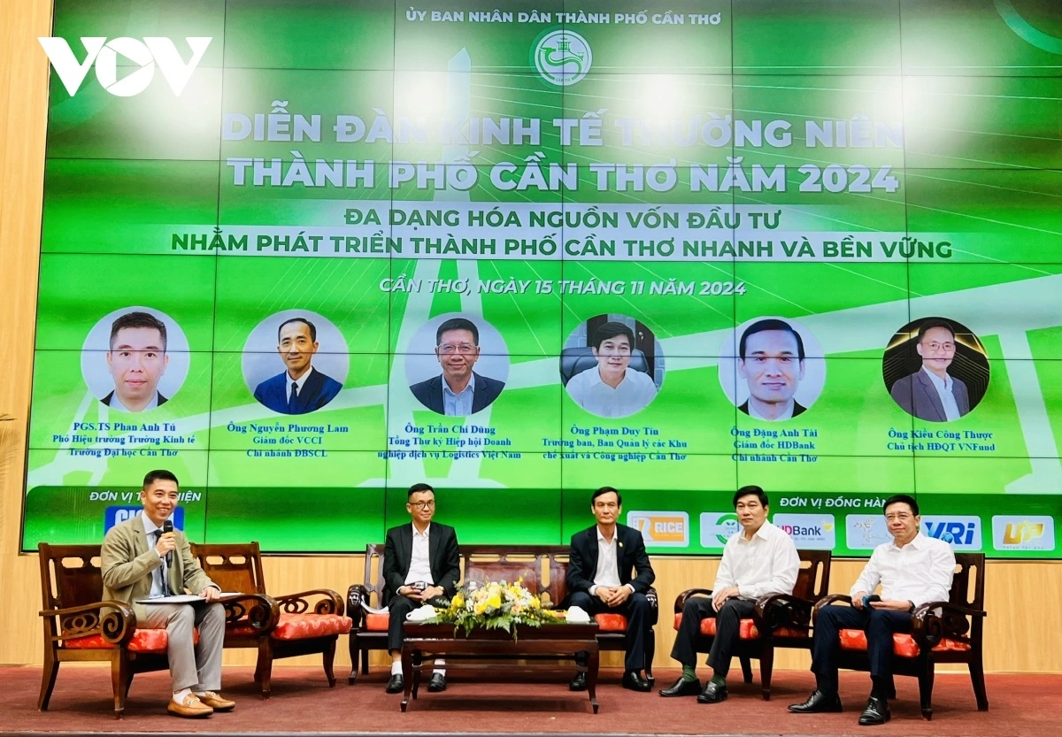 Speakers at the Can Tho City Annual Economic Forum 2024 on November 15. (Photo: VOV)