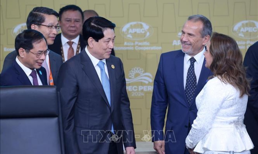 Chủ tịch nước Lương Cường trao đổi với Tổng thống Peru Dina Ercilia Boluarte Zegarra tại Đối thoại không chính thức giữa các nhà lãnh đạo APEC với khách mời - Ảnh: TTXVN