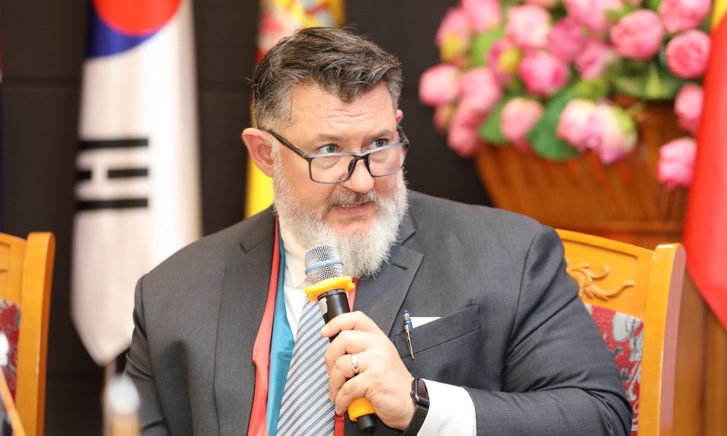 Ông Philip Psilos, Trưởng Dự án USAID về Hỗ trợ Phát triển Giáo dục Đại học (HEDS) phát biểu tại Diễn đàn hợp tác Việt Nam - Hoa kỳ  vào hôm 15/11. Ảnh: Việt Dũng.