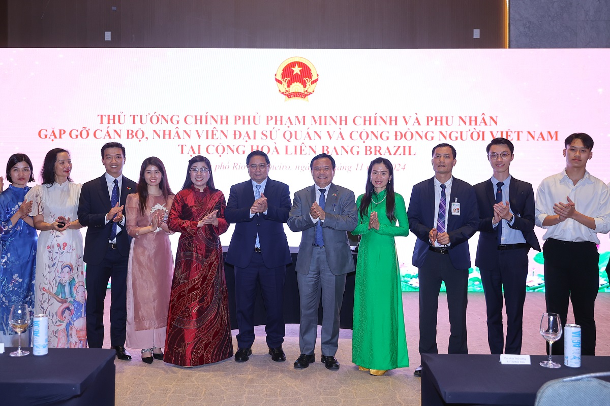 Thủ tướng Phạm Minh Chính cùng Phu nhân và các cán bộ, nhân viên Đại sứ quán và cộng đồng người Việt Nam tại Brazil. Ảnh: VGP