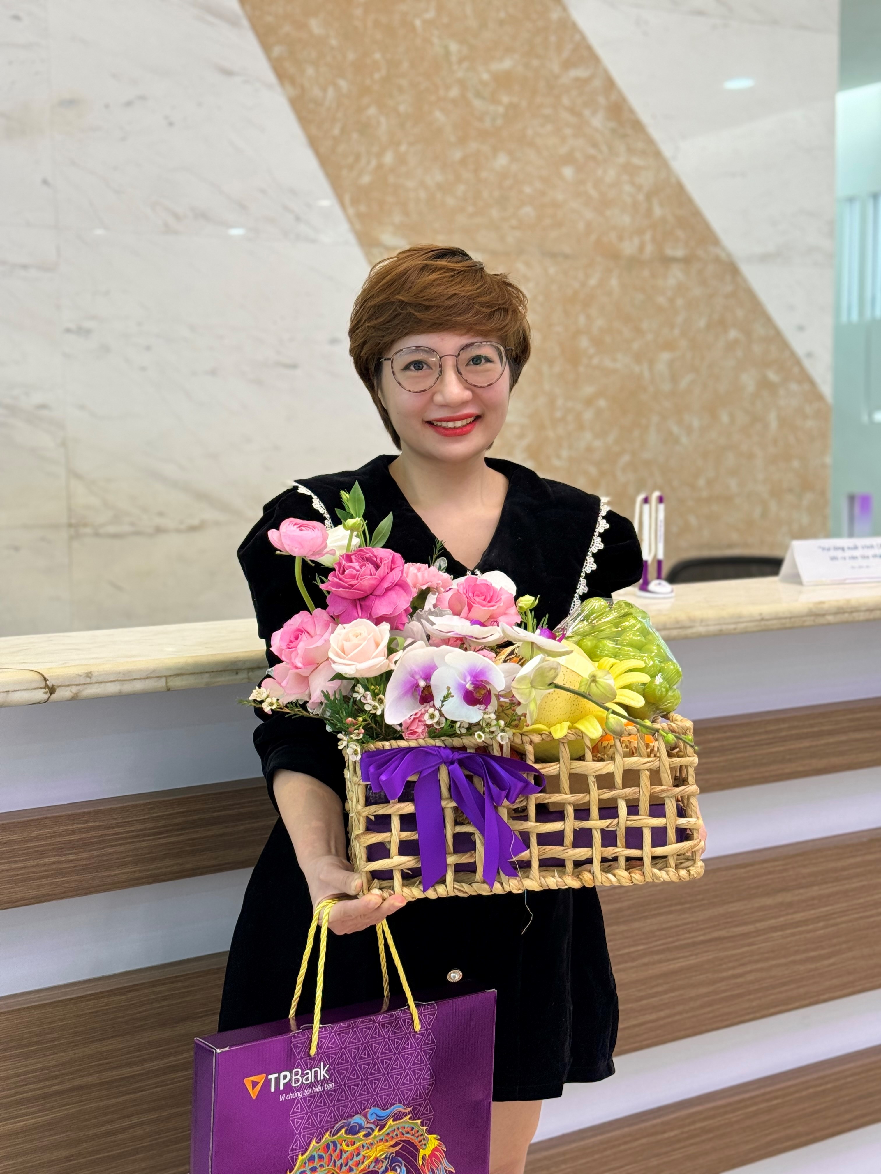 Chị Bùi Kim Thi (Bắc Từ Liêm, Hà Nội) bất ngờ khi mình là khách hàng thứ 12 triệu của TPBank.