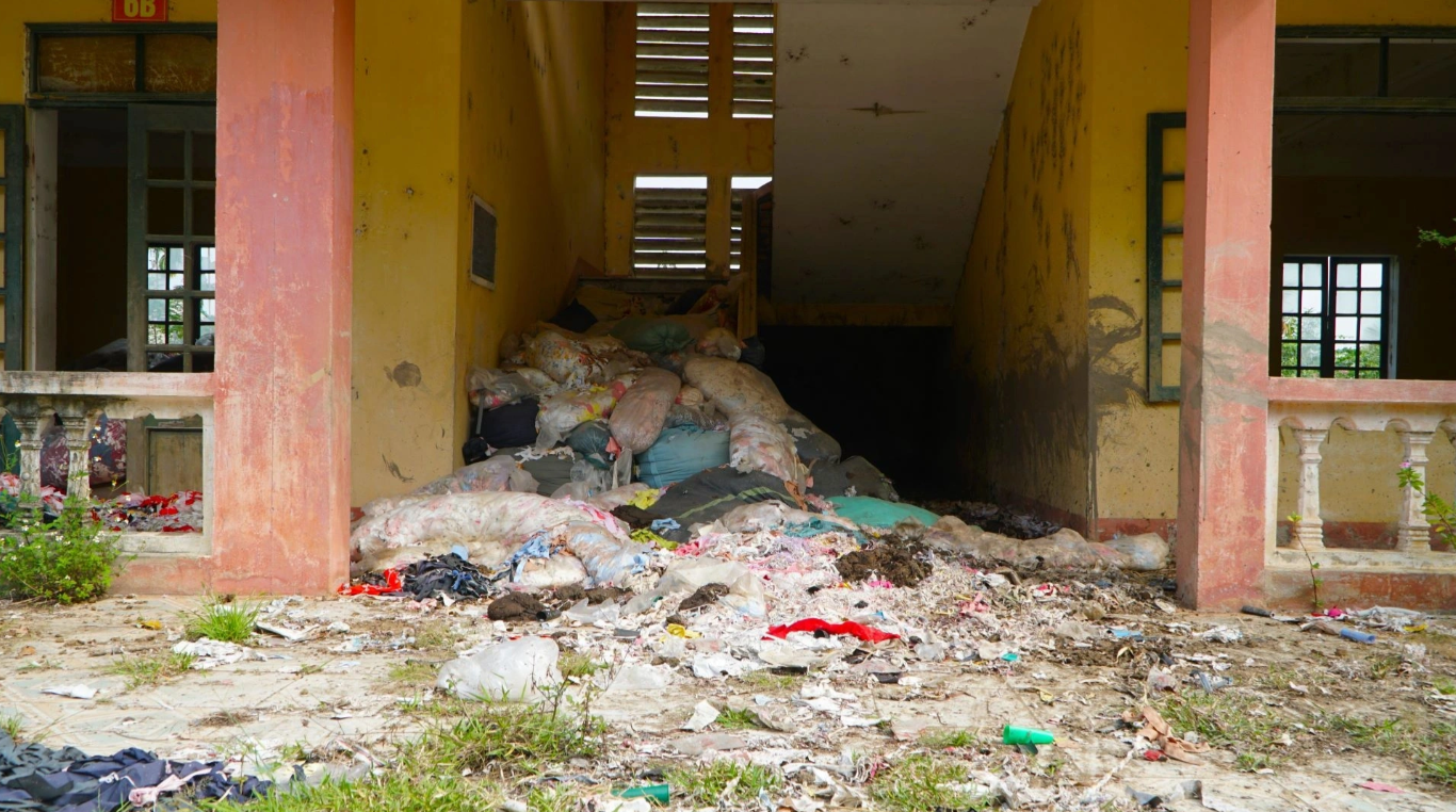 Trường THCS Quảng Giao trước đây, giờ đã tràn ngập rác thải