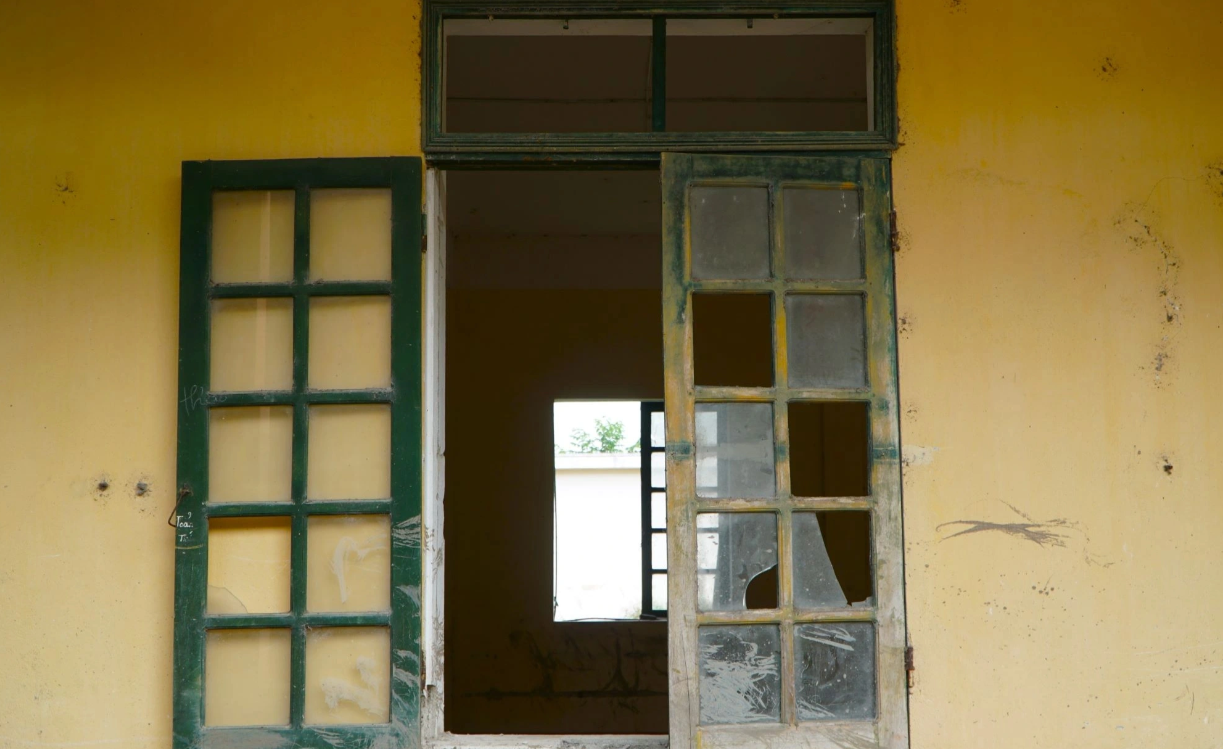 Hệ thống cửa ph&ograve;ng học bị hư hỏng, xi&ecirc;u vẹo v&igrave; bỏ hoang l&acirc;u ng&agrave;y