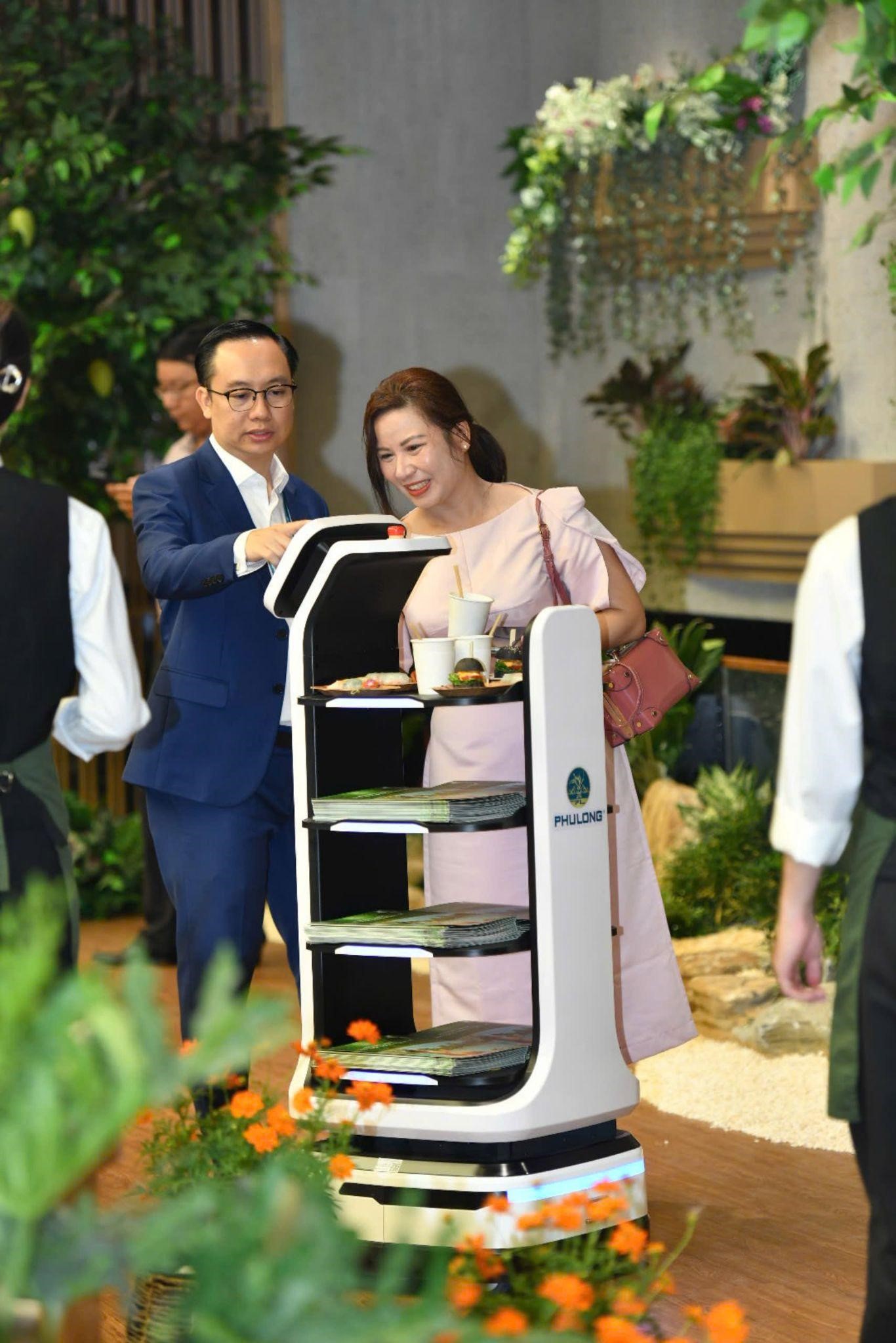 Khi đến Phu Long Pavilion, kh&aacute;ch h&agrave;ng được ch&agrave;o đ&oacute;n bởi những ch&uacute; robot th&acirc;n thiện cung cấp t&agrave;i liệu v&agrave; nước uống.