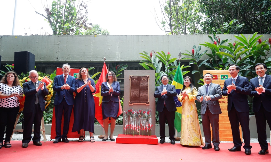 Thủ tướng Chính phủ Phạm Minh Chính dự lễ khánh thành, đặt biển kỷ niệm, tôn vinh Chủ tịch Hồ Chí Minh tại khu phố Santa Teresa, thành phố Rio de Janeiro. Ảnh: VGP.