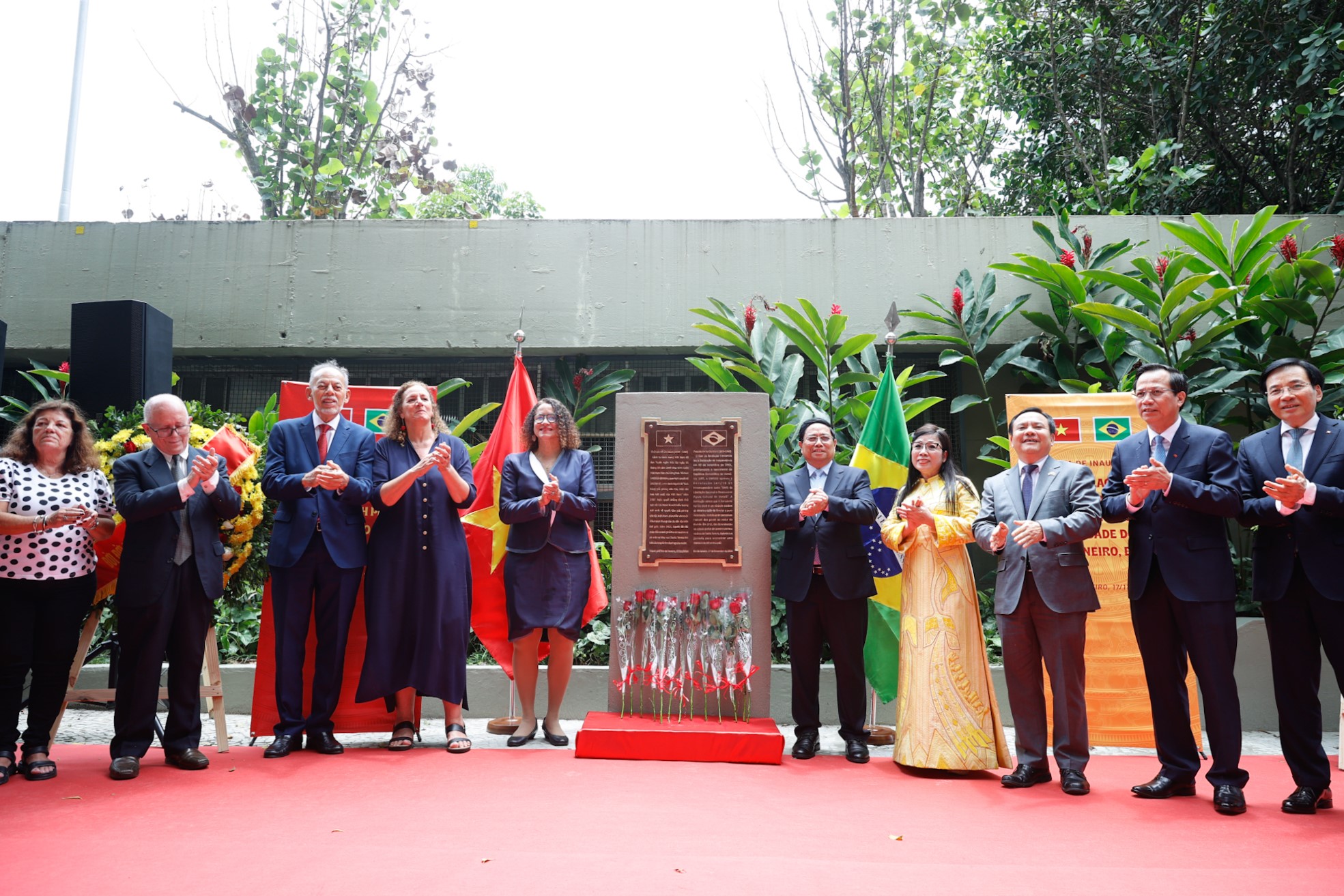 Thủ tướng Chính phủ Phạm Minh Chính dự lễ khánh thành, đặt biển kỷ niệm, tôn vinh Chủ tịch Hồ Chí Minh tại khu phố Santa Teresa, thành phố Rio de Janeiro. Ảnh: VGP.