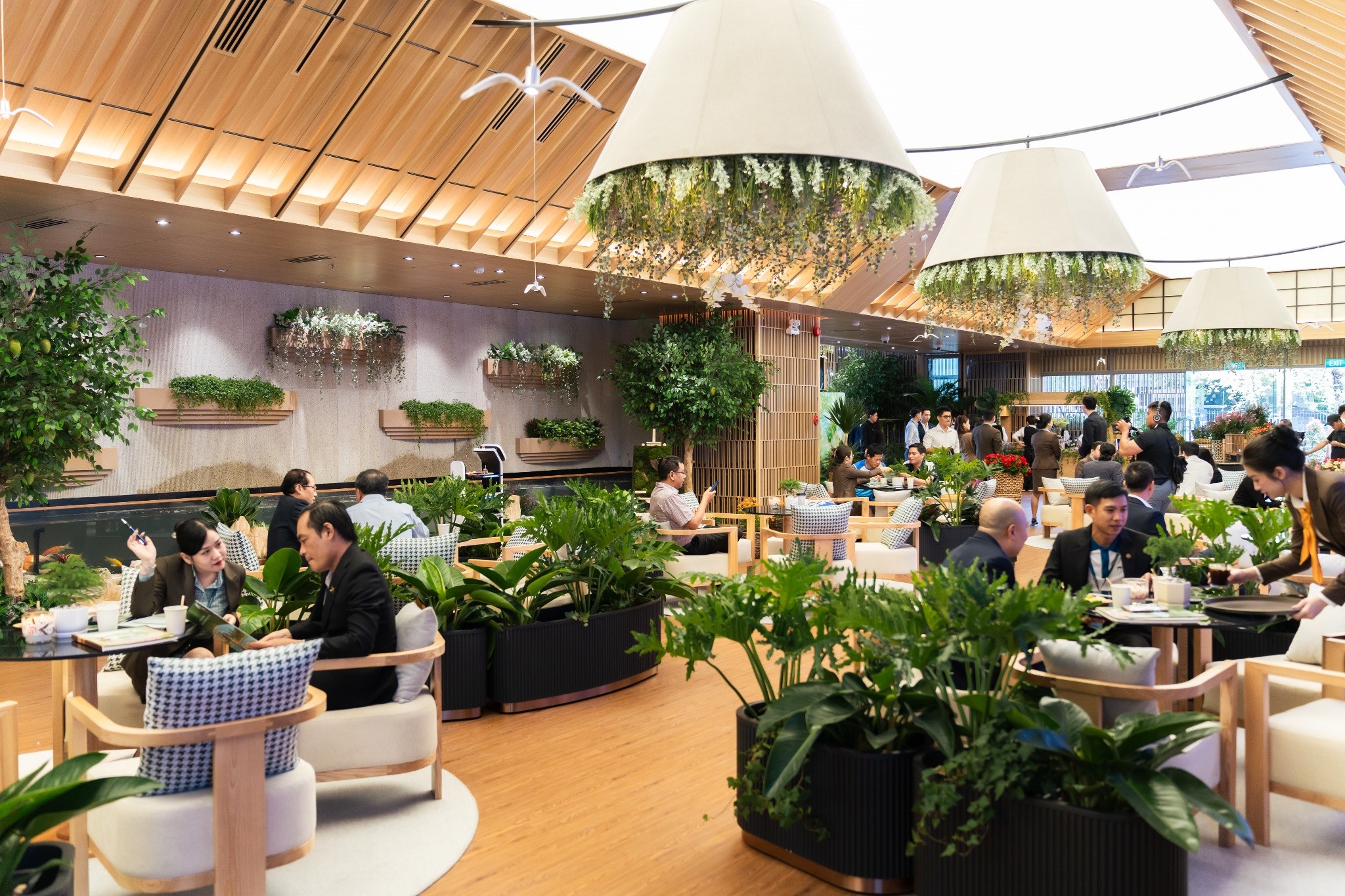 Phu Long Pavilion l&agrave; một v&ugrave;ng đất hạnh ph&uacute;c, vui vẻ, nơi con người được h&ograve;a m&igrave;nh với thi&ecirc;n nhi&ecirc;n.