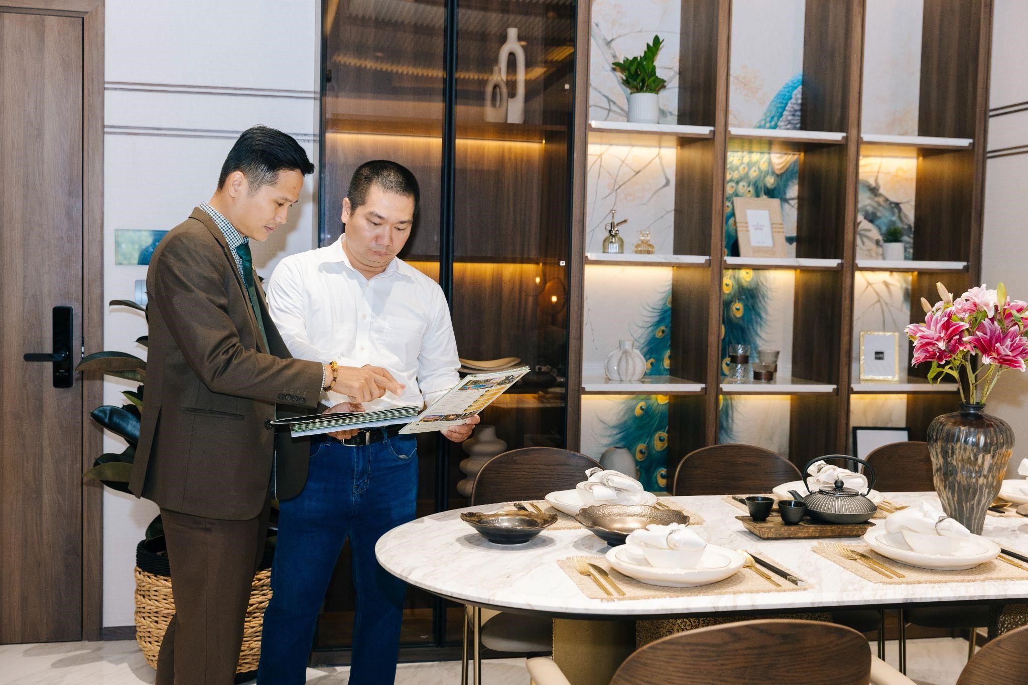 L&agrave; dự &aacute;n đầu ti&ecirc;n trong quần thể căn hộ xanh - sức khoẻ, mỗi căn hộ tại Essensia Sky c&oacute; từ 2 - 4 mặt đ&oacute;n gi&oacute;, tựa như những &ldquo;biệt thự tr&ecirc;n kh&ocirc;ng&rdquo; độc đ&aacute;o, ri&ecirc;ng tư v&agrave; tr&agrave;n ngập &aacute;nh s&aacute;ng tự nhi&ecirc;n.