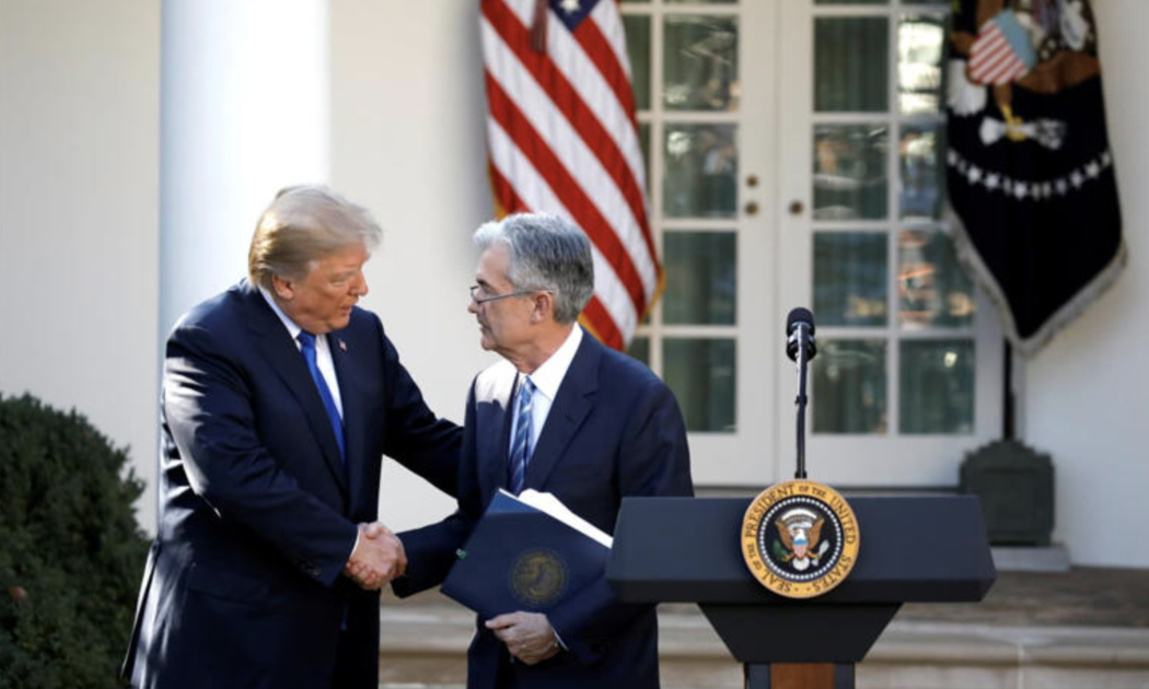 Tổng thống Mỹ Donald Trump (trái) và Chủ tịch Fed Jerome Powell vào năm 2021 - Ảnh: Reuters.