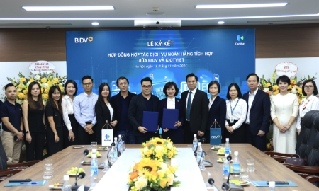 Bà Đỗ Thị Thanh Huyền - Giám đốc Ban Chính sách sản phẩm bán buôn BIDV và ông Đỗ Tuấn Anh - Phó Tổng giám đốc KiotViet - ký kết thỏa thuận hợp tác.