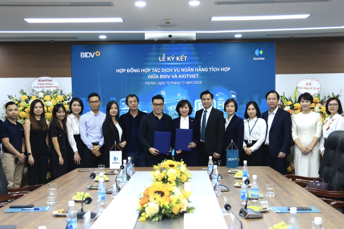 Bà Đỗ Thị Thanh Huyền - Giám đốc Ban Chính sách sản phẩm bán buôn BIDV và ông Đỗ Tuấn Anh - Phó Tổng giám đốc KiotViet - ký kết thỏa thuận hợp tác.