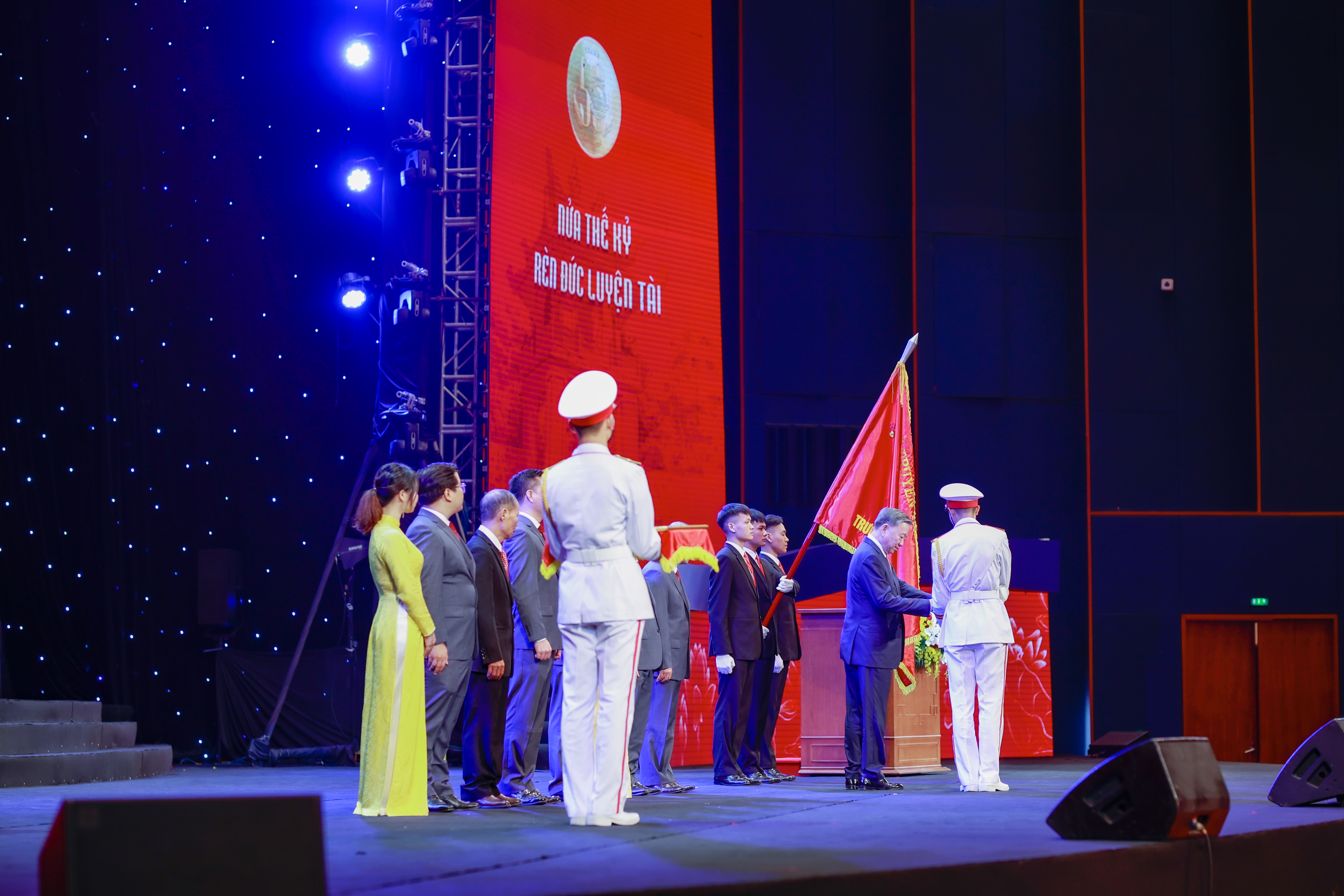 Trường Đại học Kinh tế - Đại học Quốc gia Hà Nội đón nhận Huân chương lao động hạng ba.