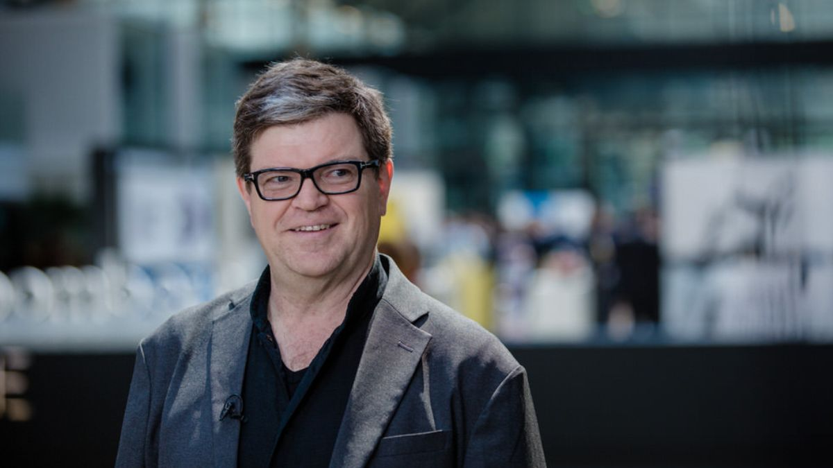Giáo sư Yann LeCun (Phó Chủ tịch và Giám đốc Khoa học Trí tuệ nhân tạo tại Meta, đồng thời là Giáo sư Silver tại Đại học New York– NYU, Hoa Kỳ).
