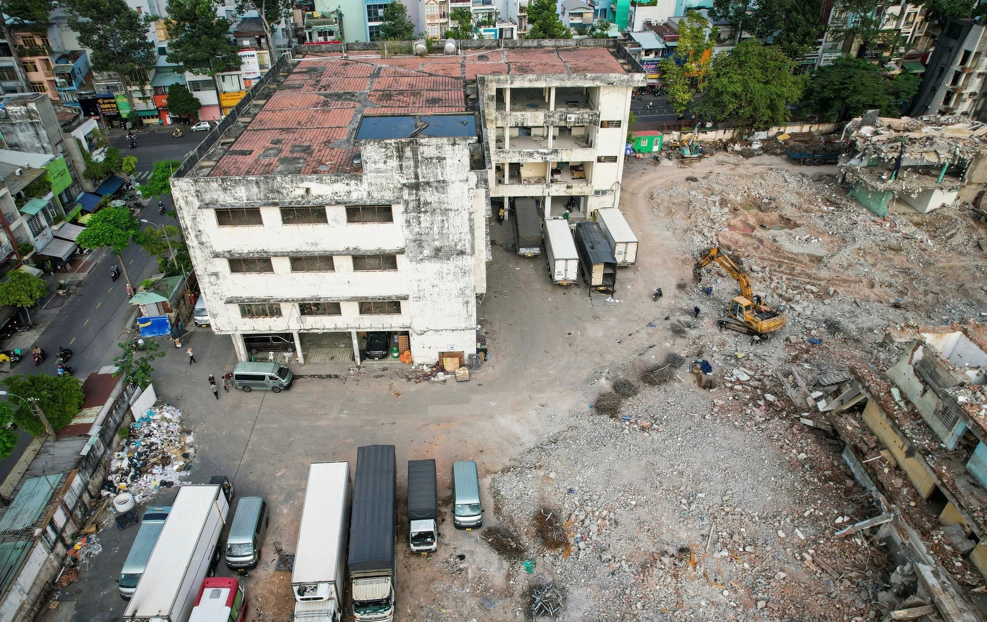Công trình đã tháo dỡ được hơn 50% khối lượng. Ảnh: Nhật Thịnh.