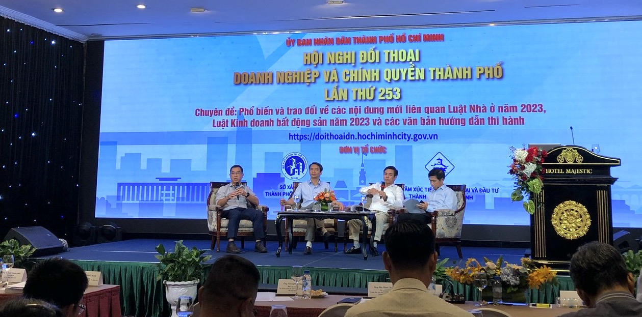 Ông Nguyễn Mạnh Khởi, Phó cục trưởng Cục Quản lý nhà và thị trường bất động sản, Bộ Xây dựng (thứ 2 từ phải sang) đang giải thích về Luật Nhà ở 2023, Thông tư 05 - Ảnh: PA.