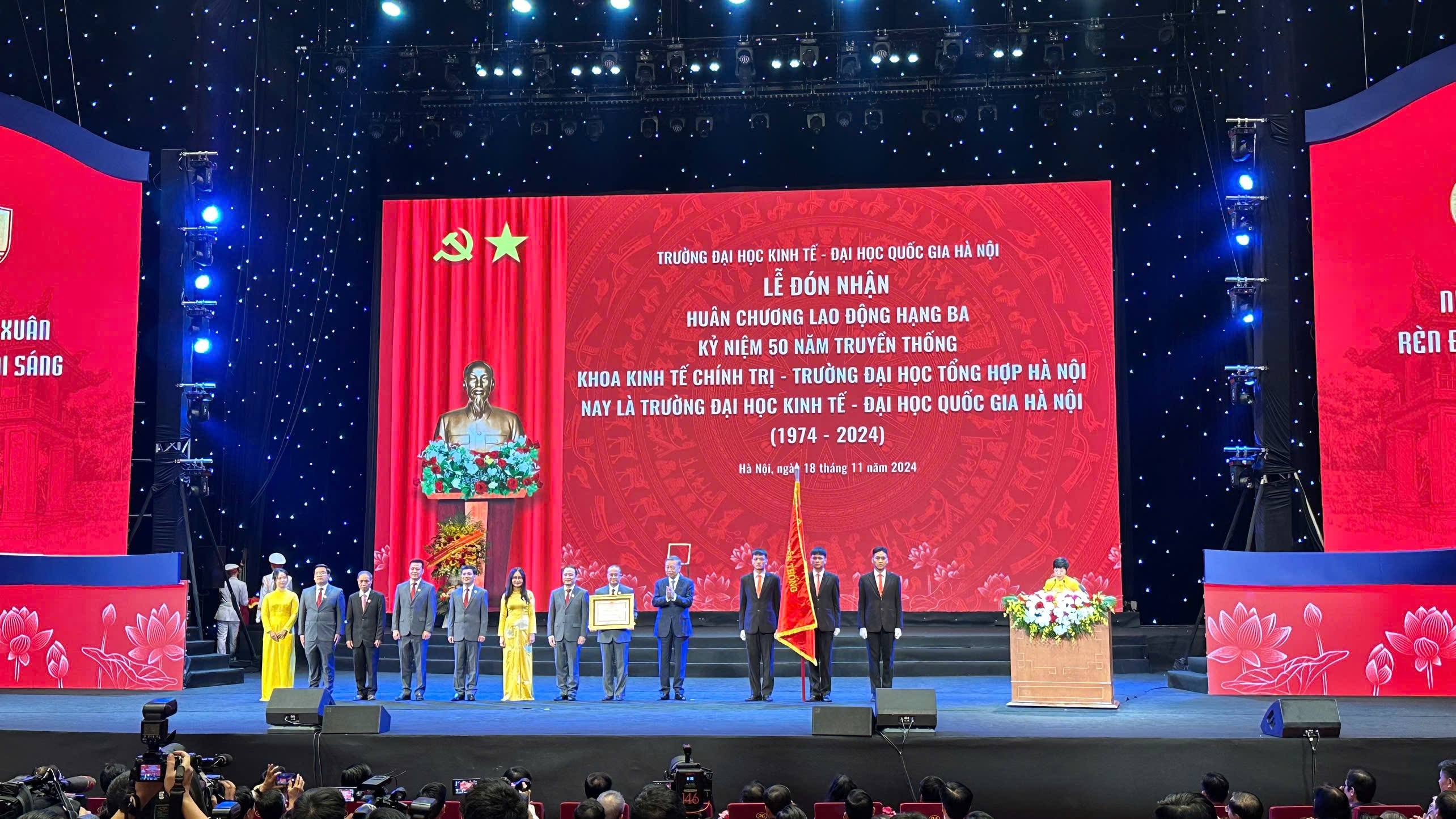 Tổng bí thư Tô Lâm trao tặng Huân chương Lao động hạng Ba cho đồng chí Nguyễn Trúc Lê – Bí thư Đảng ủy, Chủ tịch Hội đồng Trường Đại học Kinh tế, Đại học Quốc gia Hà Nội.