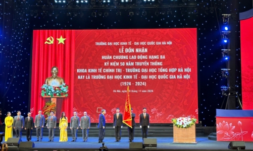 Trường Đại học Kinh tế - Đại học Quốc gia Hà Nội đón nhận Huân chương lao động hạng ba