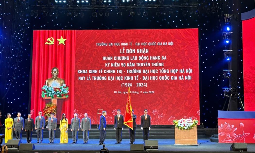 Trường Đại học Kinh tế - Đại học Quốc gia Hà Nội đón nhận Huân chương lao động hạng ba nhân kỷ niệm 50 năm ngày truyền thống nhà trường.