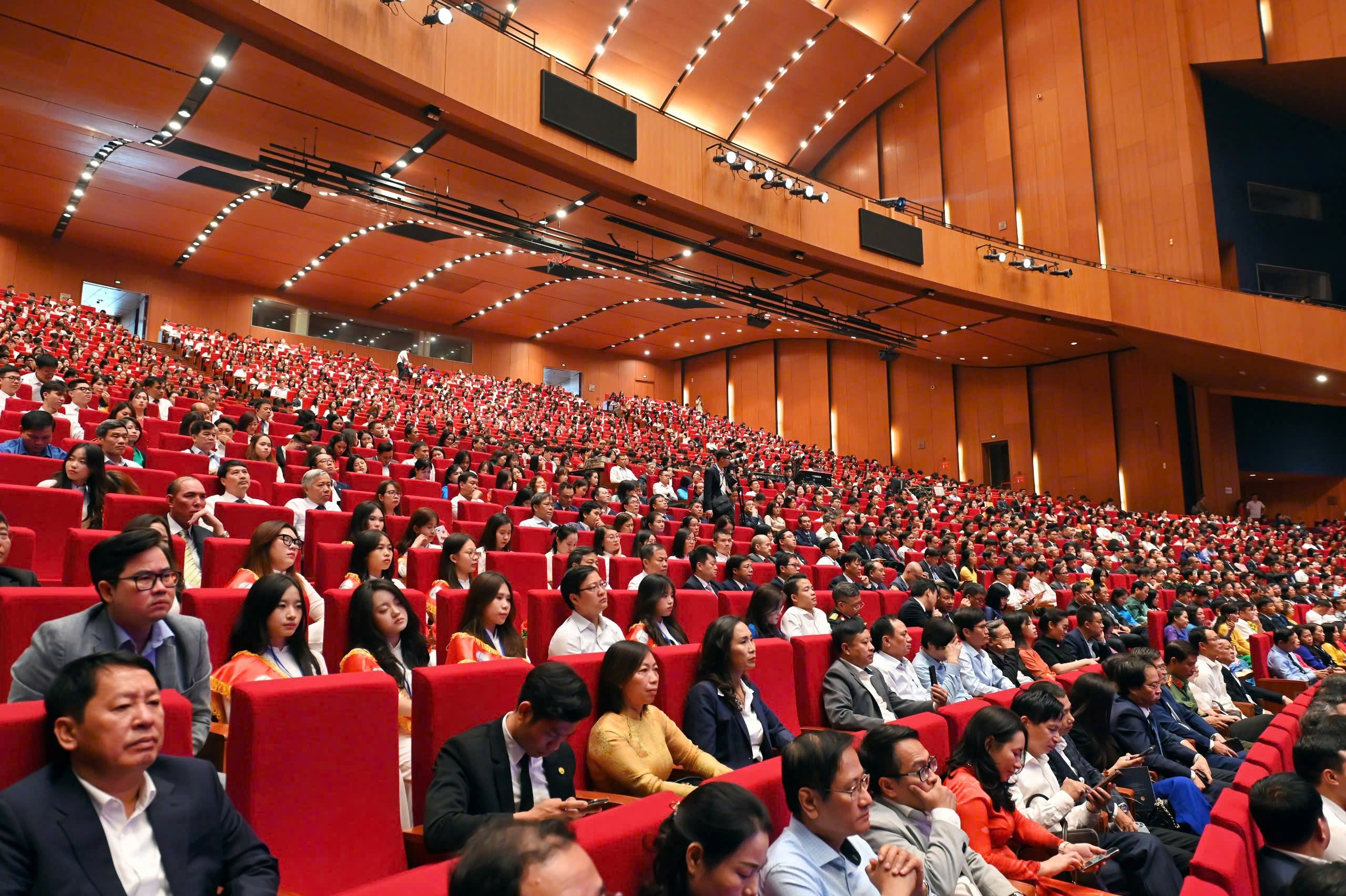 Các đại biểu tham dự buổi lễ.