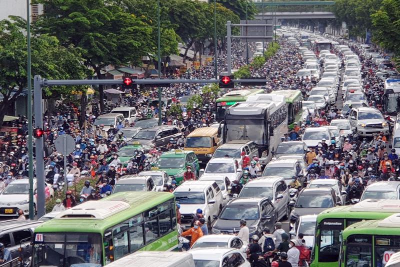 Một điểm kẹt xe ở TP.HCM trên đại lộ Phạm Văn Đồng.