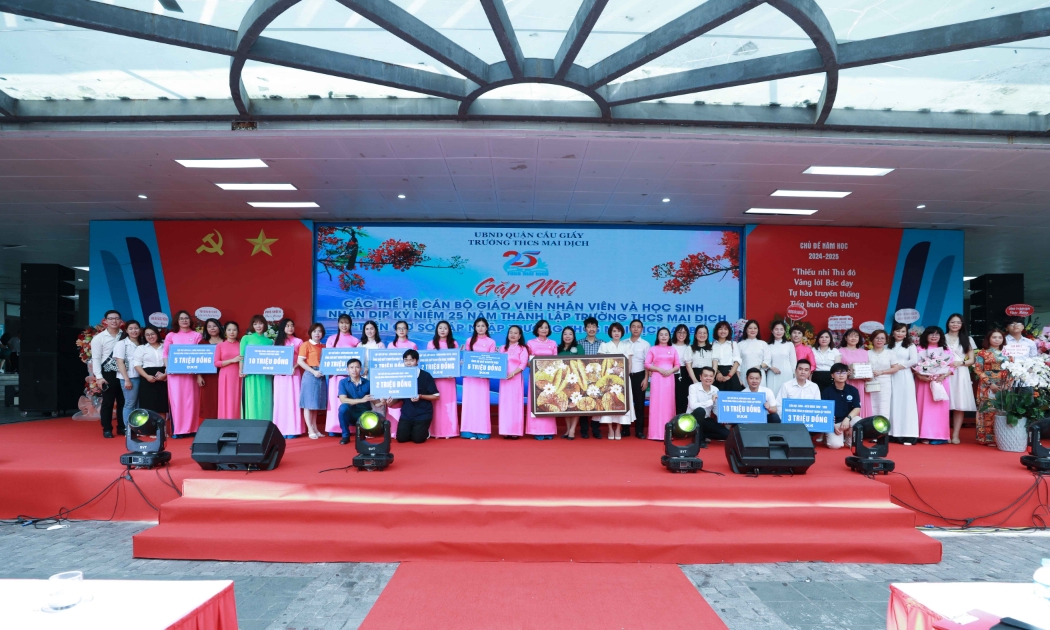 Nhiều thế hệ học sinh chụp ảnh lưu niệm, tri ân các thầy cô giáo nhân dịp 25 năm kỷ niệm thành lập trường..