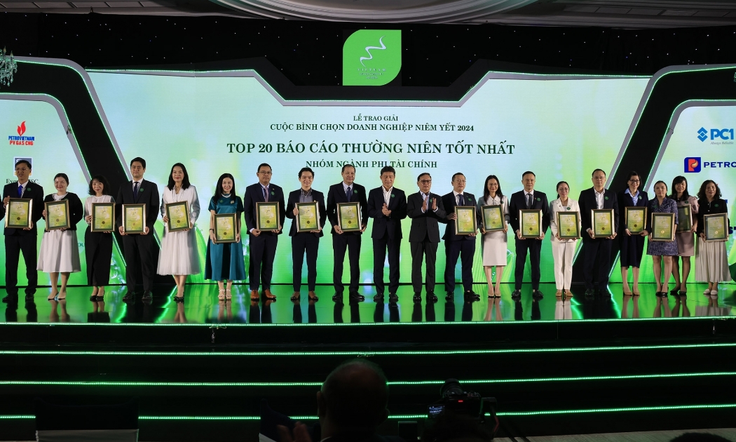 Ban tổ chức trao giải cho Top 20 doanh nghiệp Báo cáo thường niên tốt nhất.