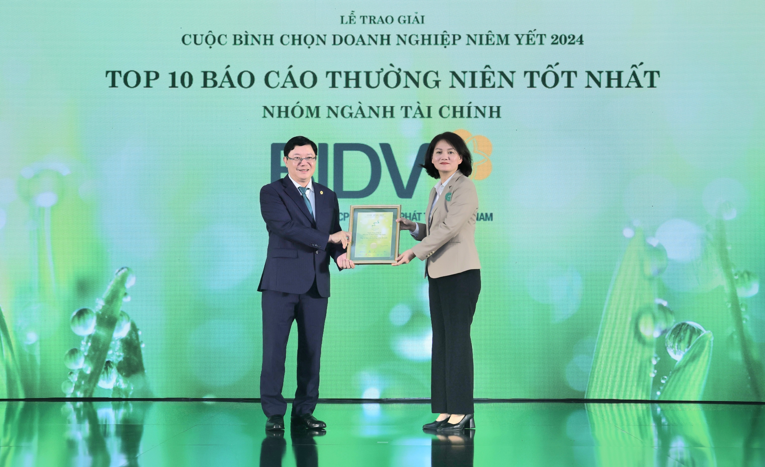 &Ocirc;ng Đo&agrave;n Việt Nam, Ph&oacute; Tổng gi&aacute;m đốc BIDV đại diện nhận giải thưởng &ldquo;Top 10 b&aacute;o c&aacute;o thường ni&ecirc;n tốt nhất &ndash; Nh&oacute;m ng&agrave;nh t&agrave;i ch&iacute;nh&rdquo;.