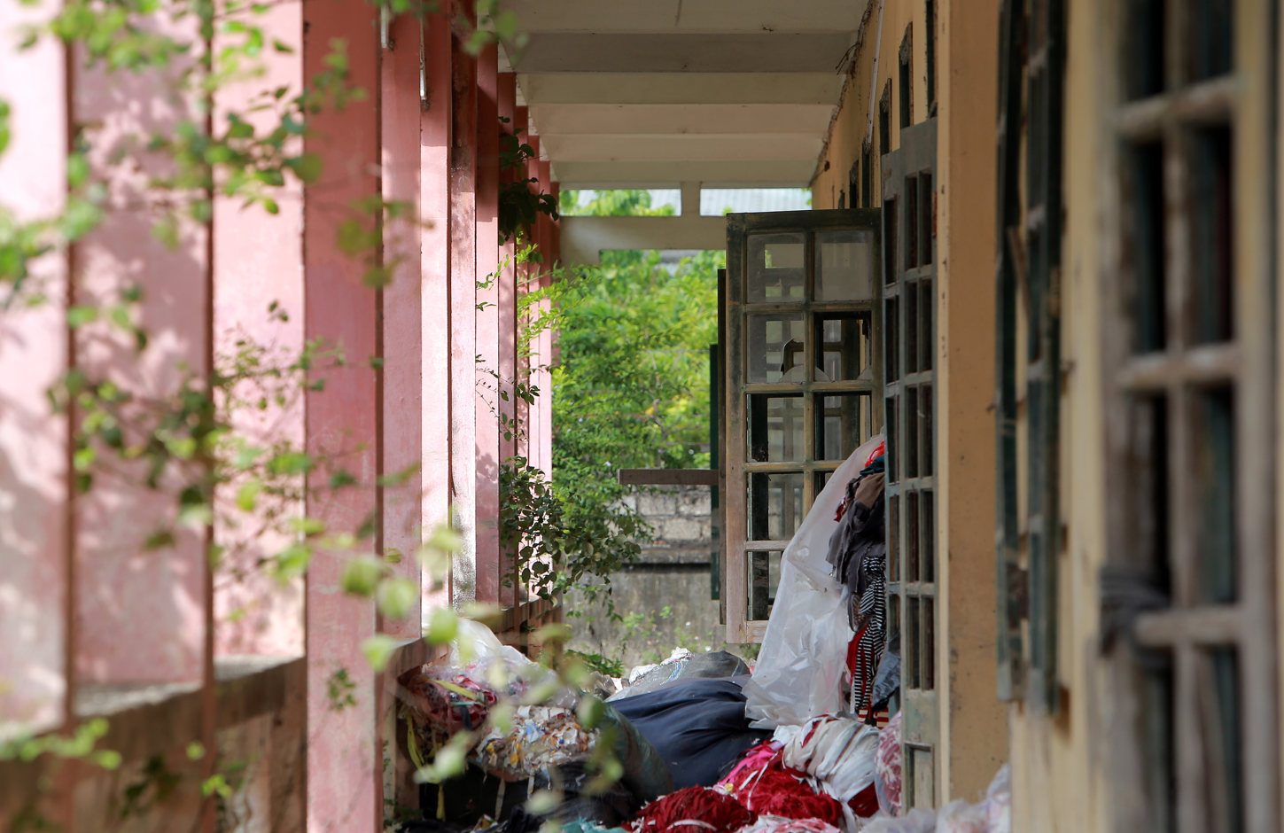 R&aacute;c thải&nbsp; vứt đầy b&ecirc;n ngo&agrave;i h&agrave;nh lang của ng&ocirc;i trường&nbsp;