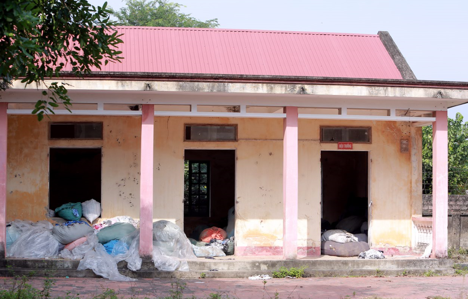 Cửa ch&iacute;nh khu hiệu bộ nh&agrave; trường bị gỡ bỏ