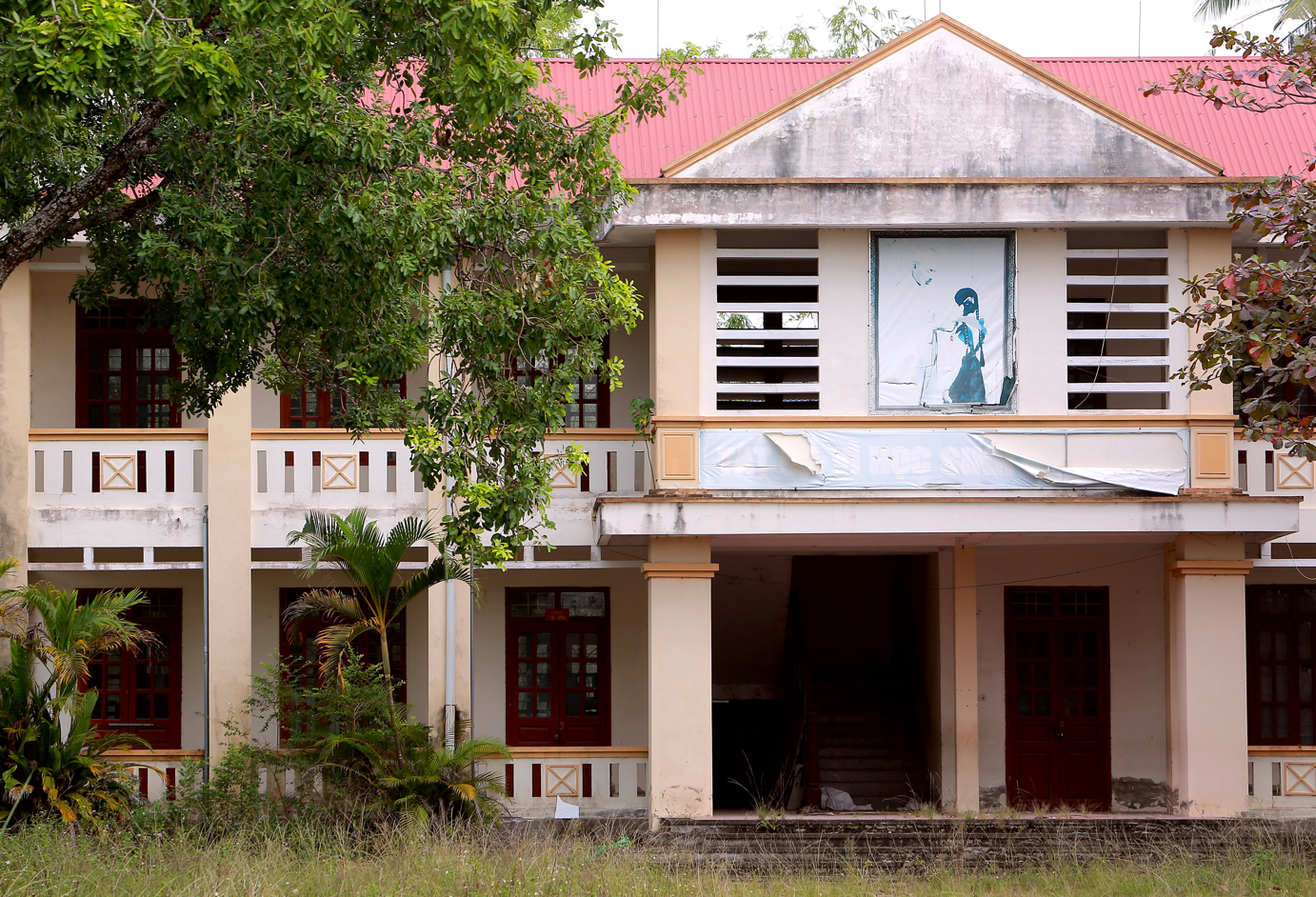 Theo l&atilde;nh đạo UBND x&atilde; Quảng Giao, huyện Quảng Xương cho biết Trường Tiểu học Quảng Giao v&agrave; Trường THCS Quảng Giao đ&atilde; nhiều năm đ&oacute;ng cửa.&nbsp;Năm 2020, Trường THPT Nguyễn Xu&acirc;n Nguy&ecirc;n giải thể, địa phương th&agrave;nh&nbsp;lập trường&nbsp;li&ecirc;n cấp, lấy t&ecirc;n l&agrave; Trường Tiểu học v&agrave; THCS Nguyễn Xu&acirc;n Nguy&ecirc;n. Khi học sinh chuyển về địa điểm mới, hai ng&ocirc;i trường cấp 1 v&agrave; cấp 2 tr&ecirc;n cũng đ&oacute;ng cửa từ đ&oacute;.