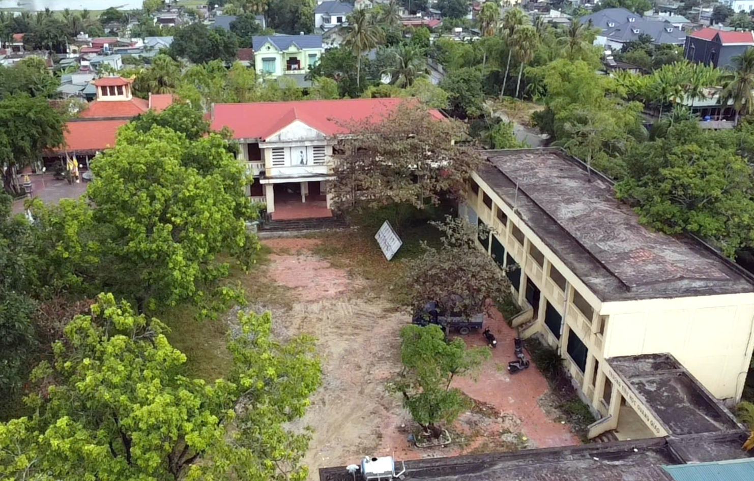 Theo quy hoạch Trường THCS Quảng Giao cũ sẽ được trưng dụng l&agrave;m trụ sở c&ocirc;ng an x&atilde;, trạm y tế x&atilde;. C&ograve;n Trường Tiểu học Quảng giao cũ được quy hoạch th&agrave;nh khu&nbsp;văn h&oacute;a&nbsp;x&atilde;. Tuy nhi&ecirc;n, theo l&atilde;nh đạo x&atilde; cho biết chưa x&aacute;c định được thời gian thực hiện n&ecirc;n tạm thời vẫn phải bỏ kh&ocirc;ng hai cơ sở tr&ecirc;n.