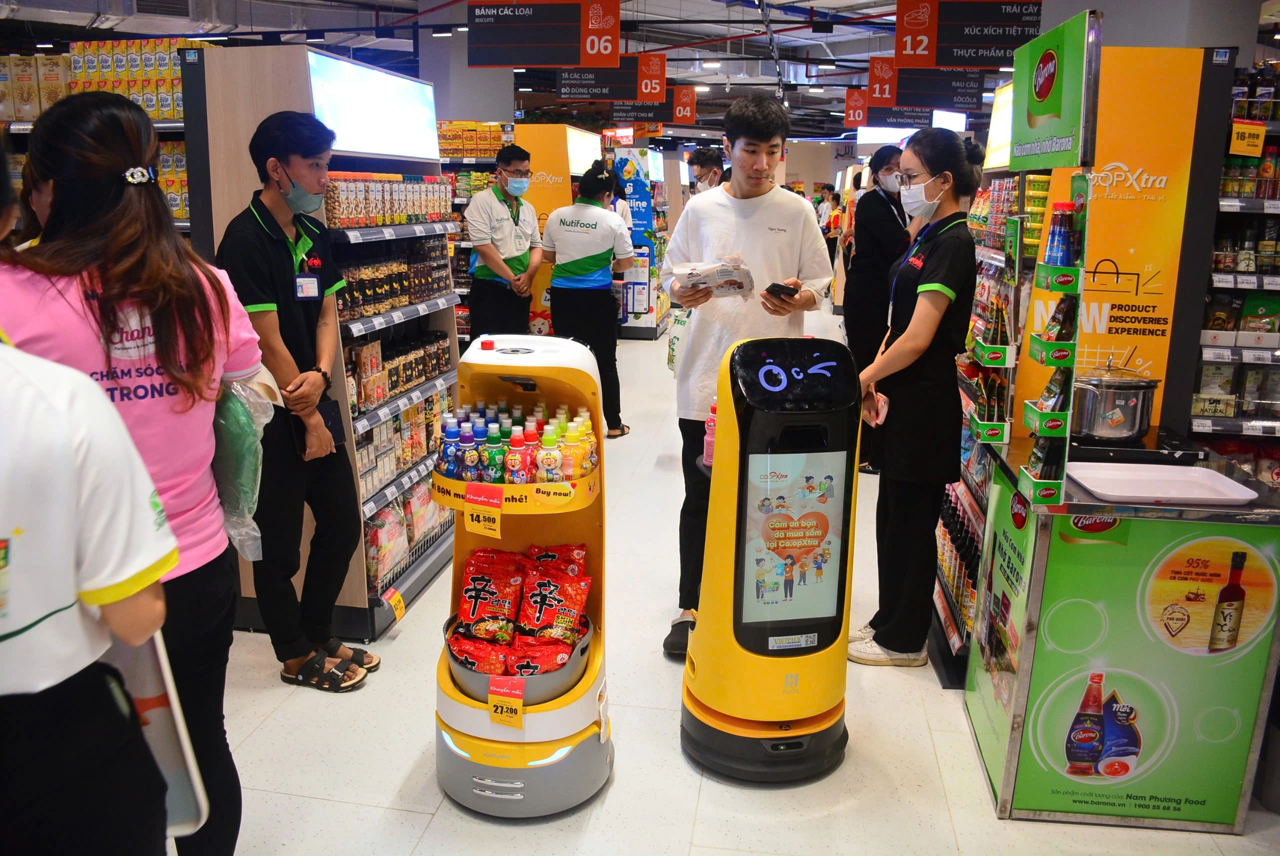 Xtrabot có giao diện thân thiện, mang dáng dấp một nhân viên tiếp thị chuyên nghiệp.
