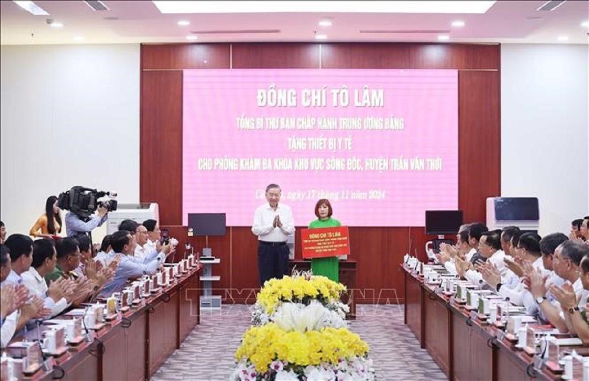 Tổng Bí thư Tô Lâm trao tặng quà là thiết bị y tế cho Phòng khám Đa khoa Khu vực Sông Đốc. Ảnh: TTXVN.