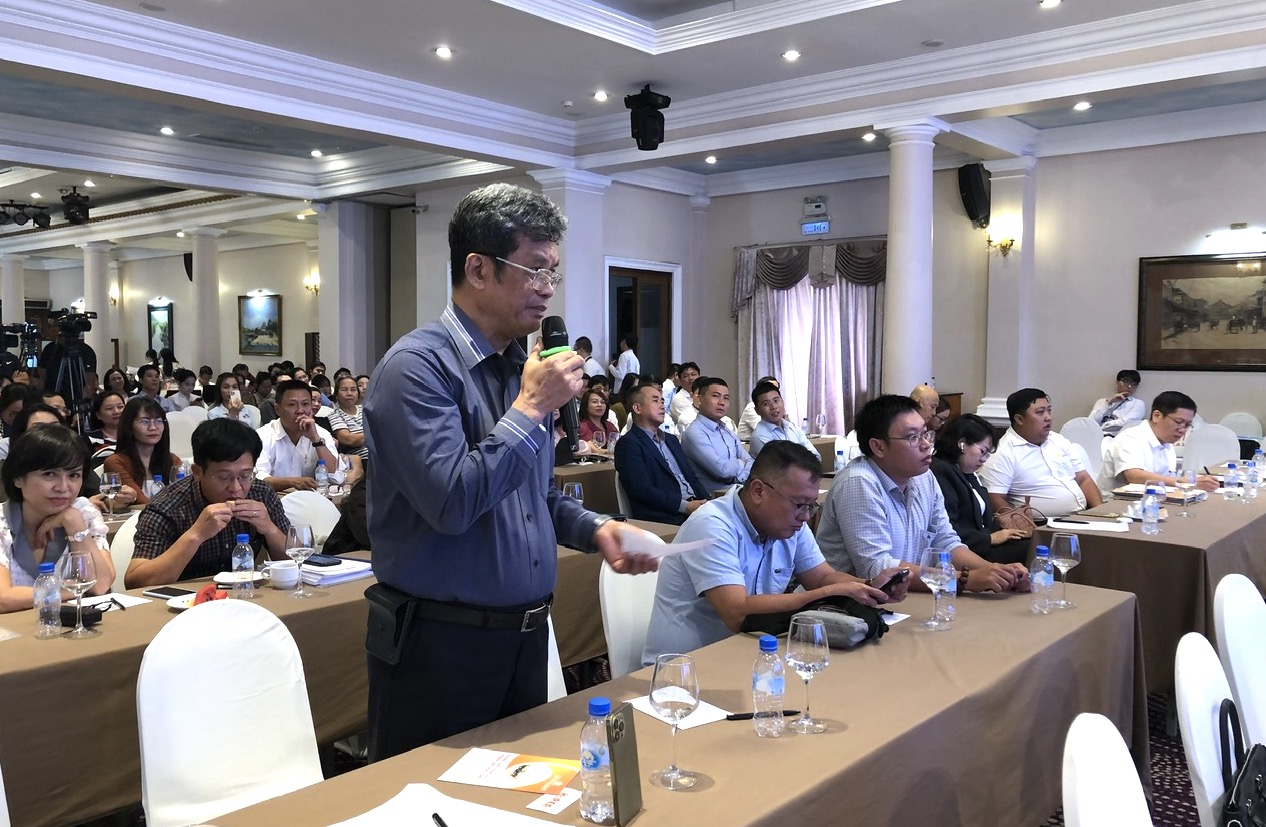 Ông Trí, đại diện ban quản trị một chung cư tại quận 4, TP.HCM: "Bộ Xây dựng, Sở Xây dựng nên có các cuộc họp riêng dành cho các ban quản trị nhà chung cư, về các quy định trong luật, nghị định, thông tư… Vì trình độ của nhiều thành viên trong ban quản trị chung cư chỉ ở mức vừa phải, sự hiểu khác nhau, chưa nắm rõ, đúng quy định của luật".