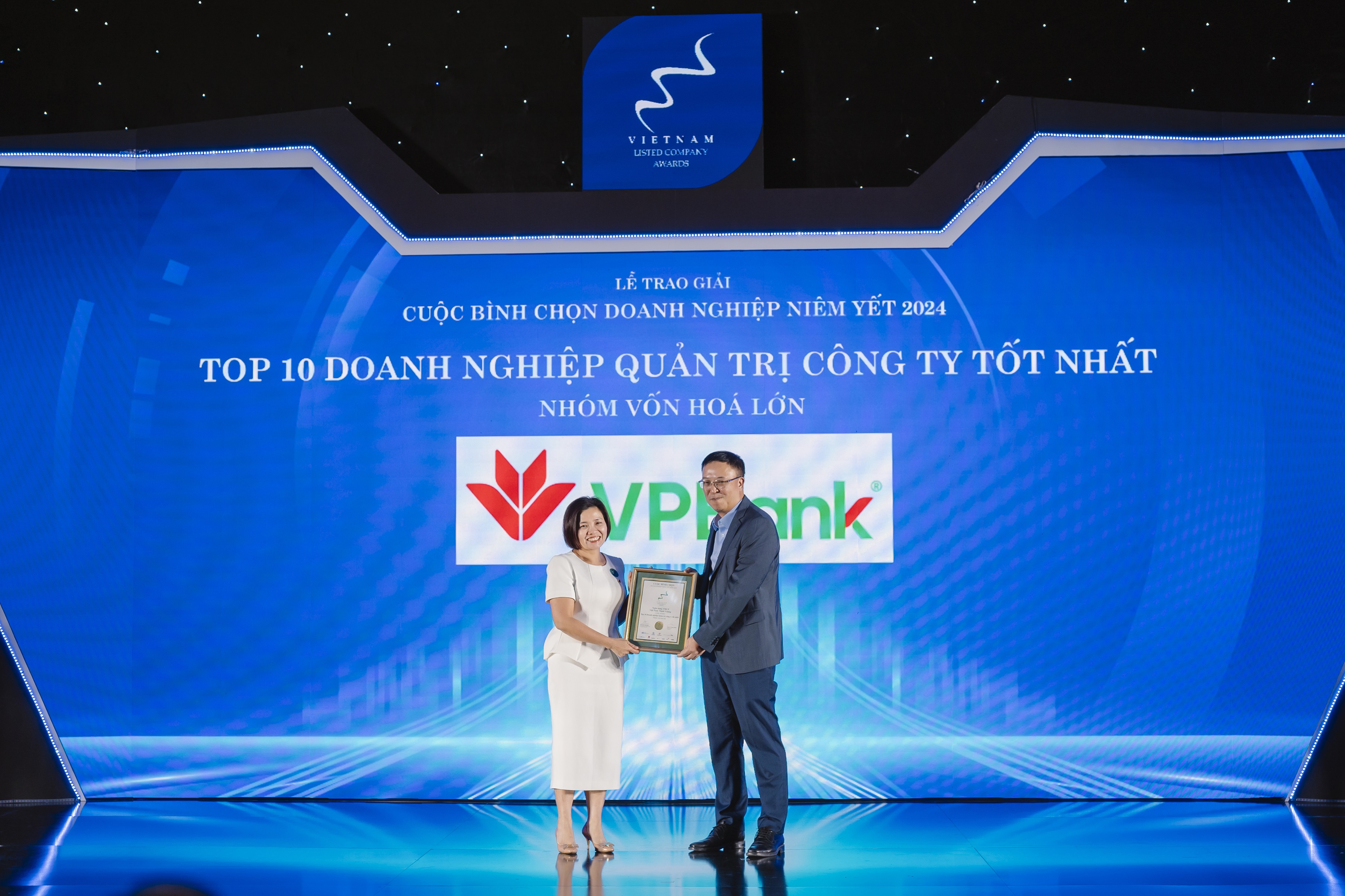 Bà Lưu Thị Thảo - Phó Tổng giám đốc Thường trực kiêm Giám đốc Điều hành Cao cấp VPBank nhận giải Top 10 Doanh nghiệp nhóm vốn hóa lớn có Quản trị công ty tốt nhất.